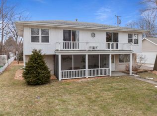 425 Maxwell St, Lake Geneva, WI 53147