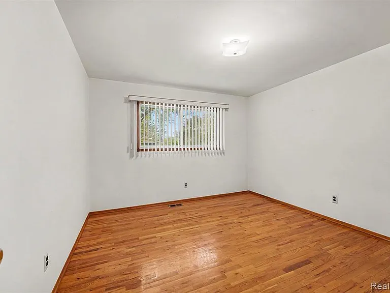35656 Saxony Dr — Photo 24