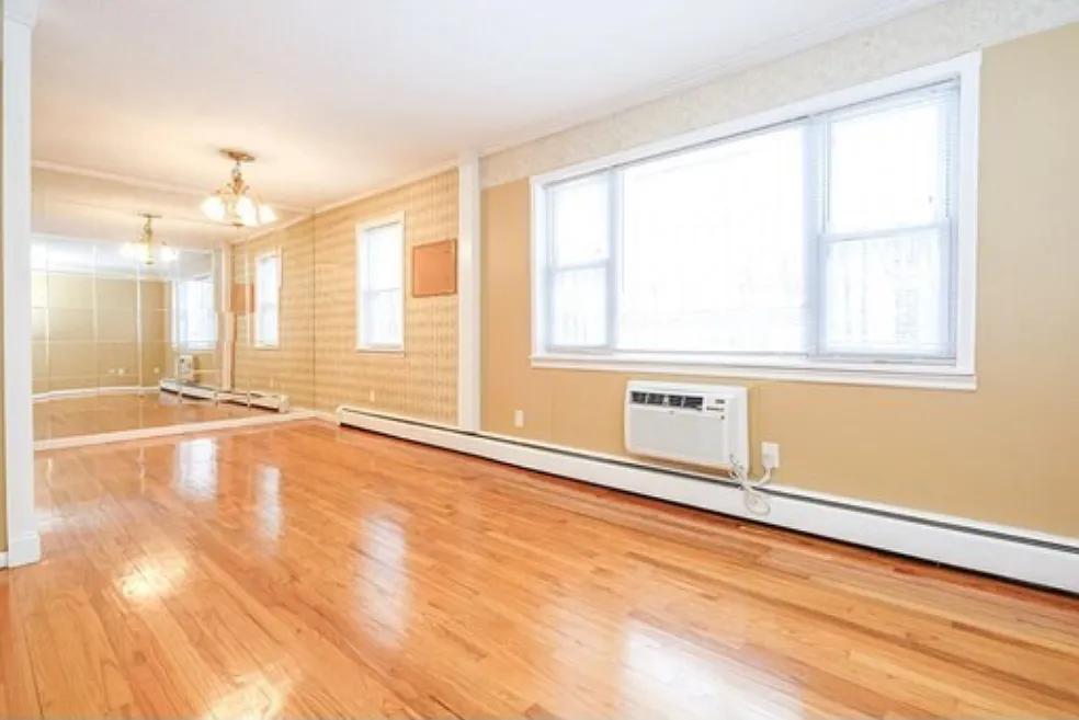 2 bed, 1.5 bath, 901 sqft, $1,950 — Photo 2