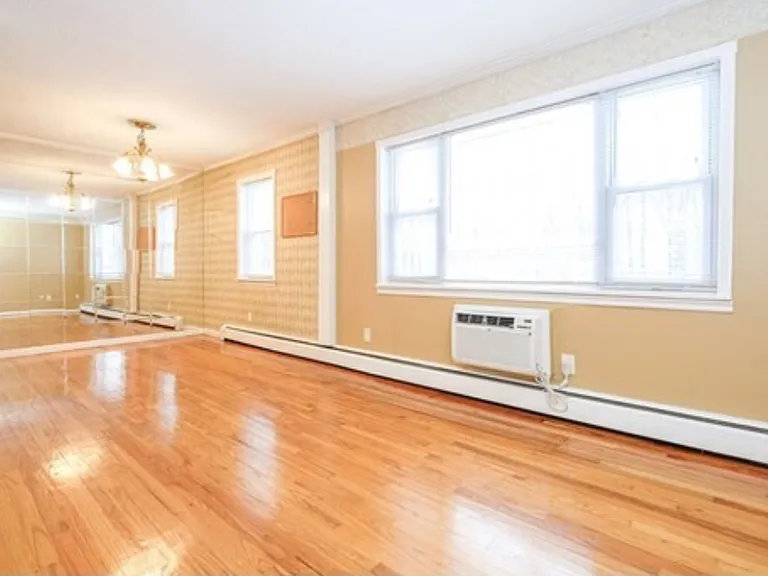 261 Regency Park Dr — Photo 2