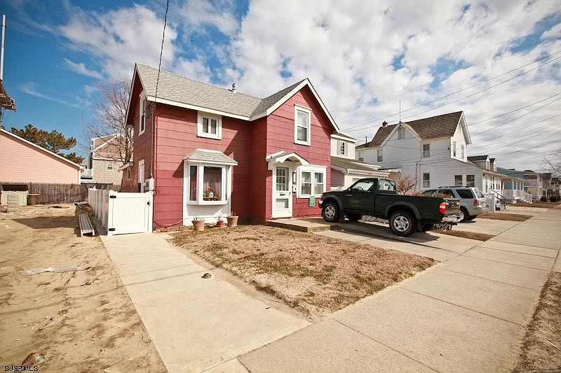 1st image of 207 E 2nd Ave