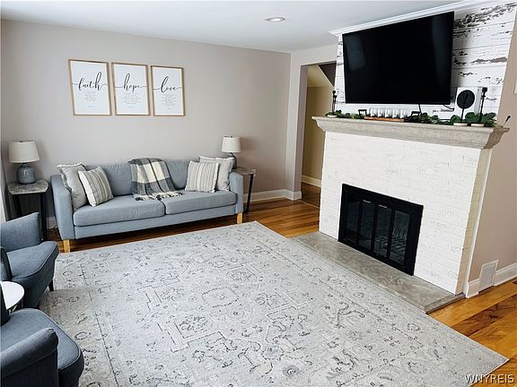 3rd image of 311 Rumbold Ave