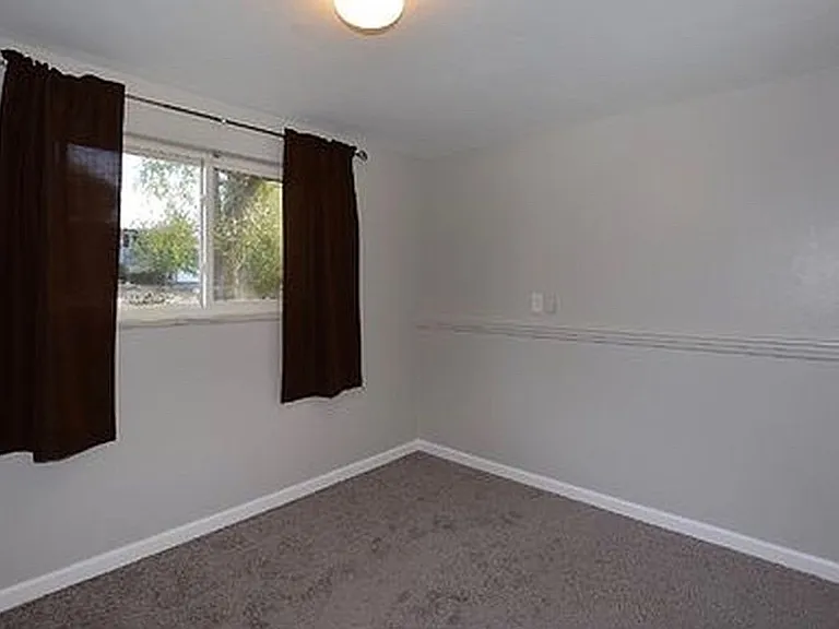 325 N Roosevelt Ave — Photo 27