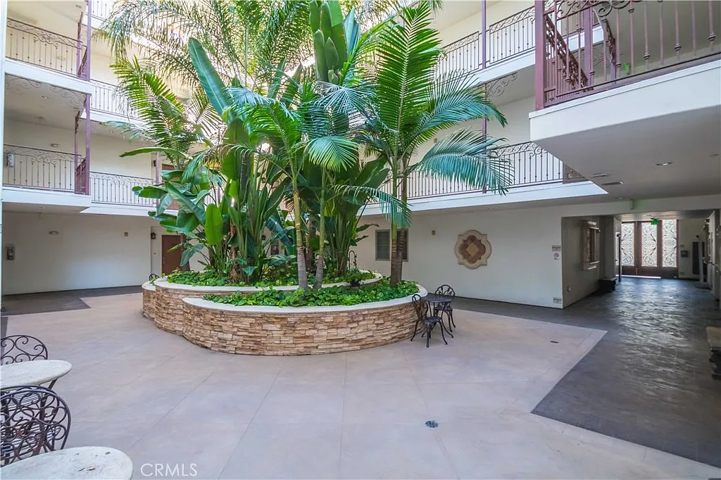 Building Photo - 4551 Coldwater Canyon Ave #403