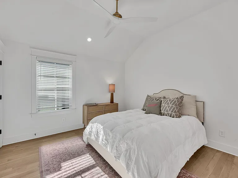 611B James Ave — Photo 29