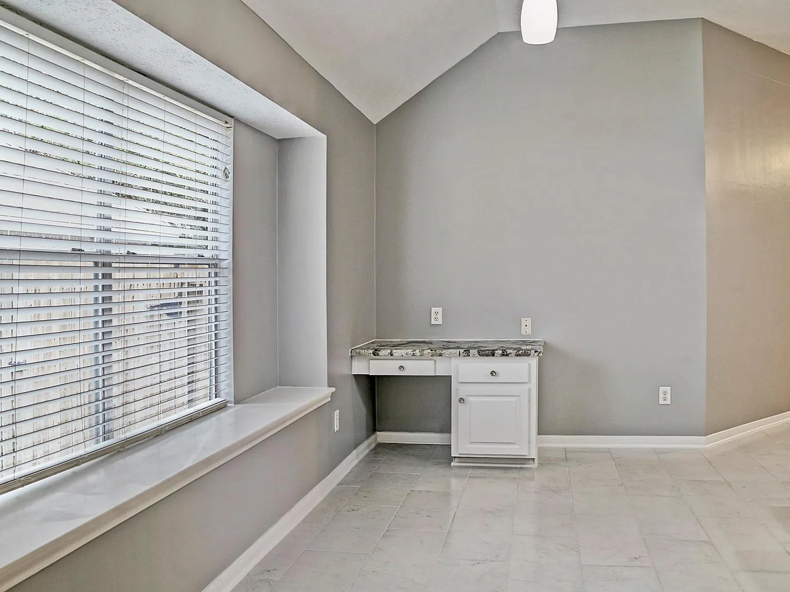 3 bed, 2.0 bath, 1931 sqft, $2,700 — Photo 2