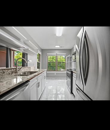 3rd image of 4 Cedar Valley Pl APT 202