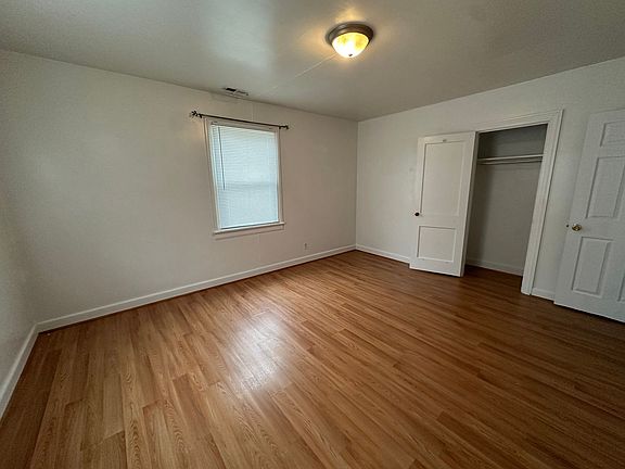 3rd image of 902 Baxter St