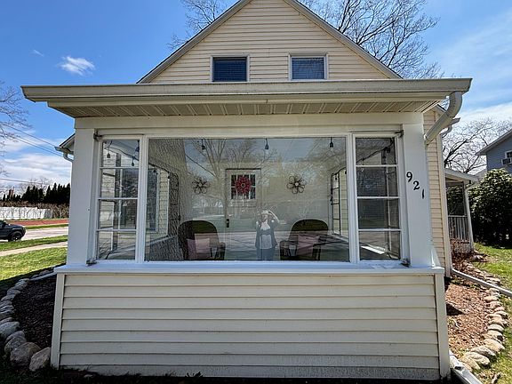 2nd image of 921 Moulton Ave