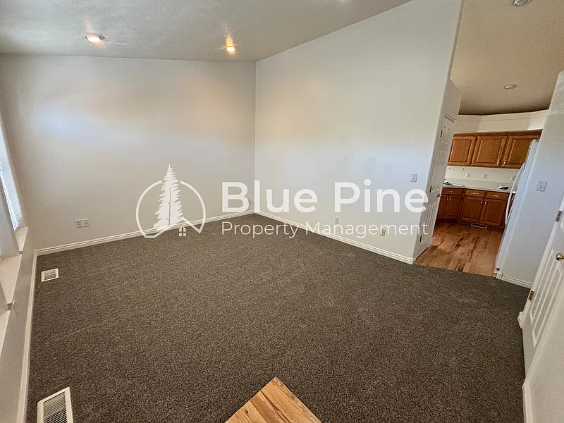 3 bed, 1.0 bath, 1080 sqft, $1,600 — Photo 4