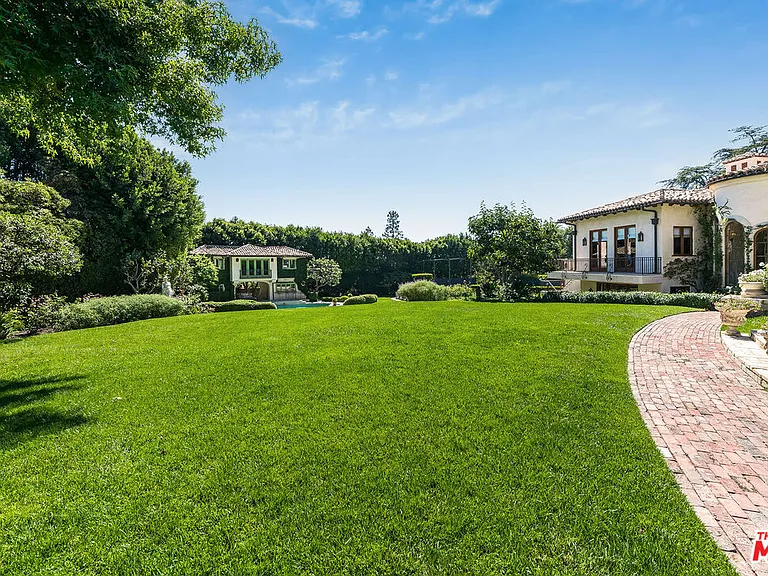 1550 Amalfi Dr — Photo 28