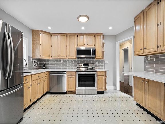 4th image of 228 Oakwood Rd