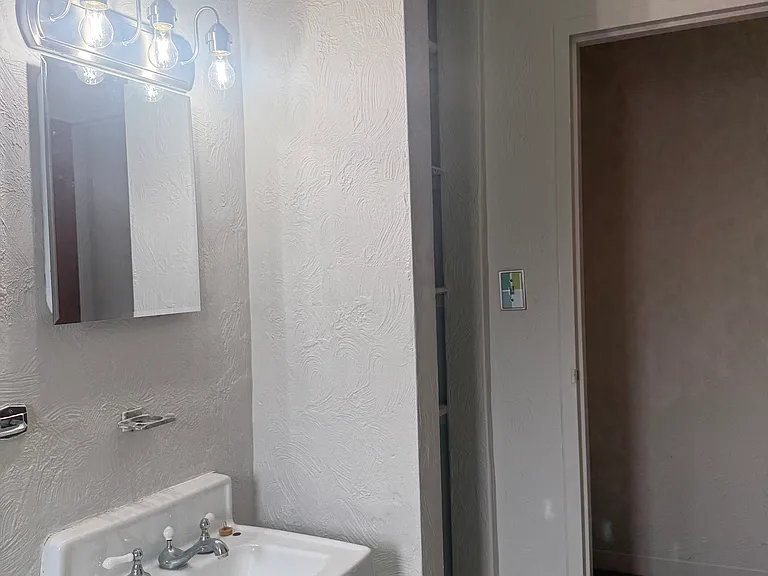 114 Edgington Ln #4 — Photo 8