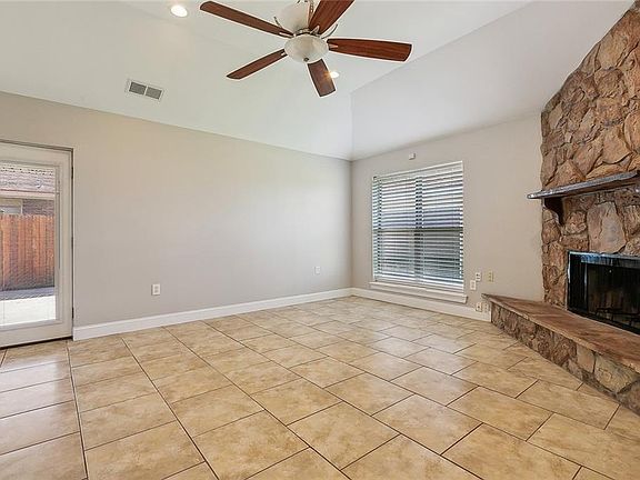 3rd image of 2600 Long Branch Dr