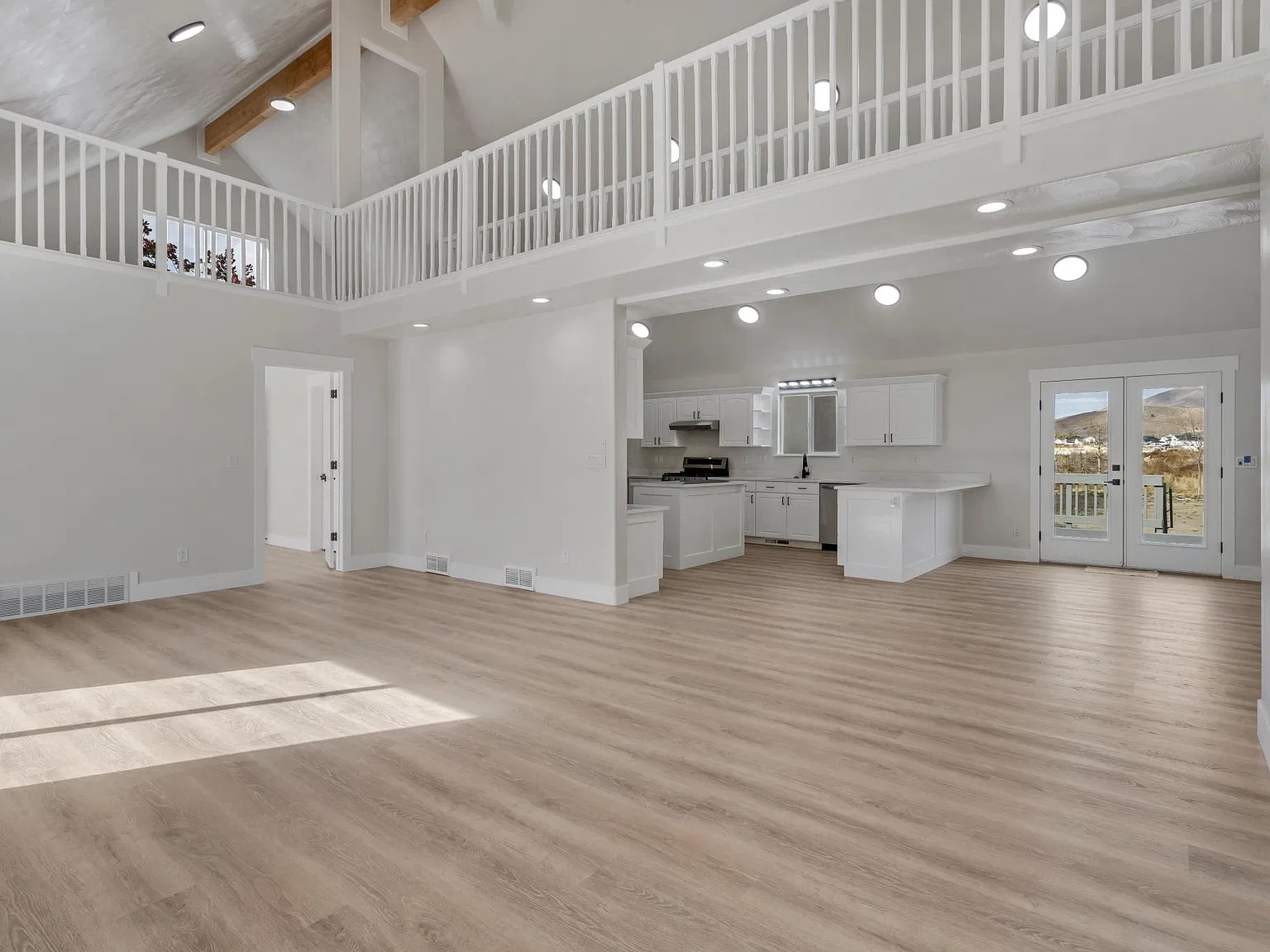 7 bed, 3.5 bath, 5800 sqft, $4,995 — Photo 3