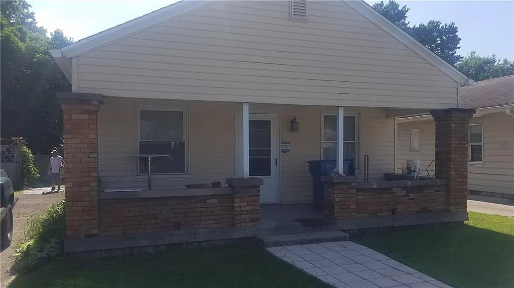 339 S Lyons Ave photo 1