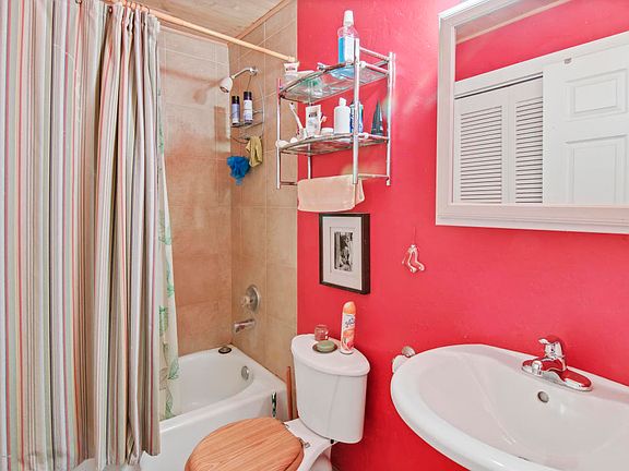 5th image of 265 Aspen Dr APT 4