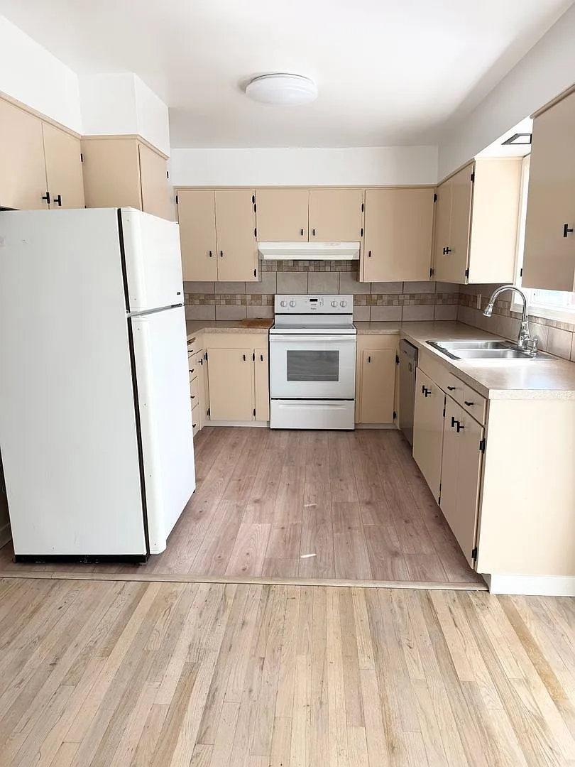 Charming 2 Bedroom Unit In Ne Portland Water/ Sewar & Garbage Paid For — Photo 3