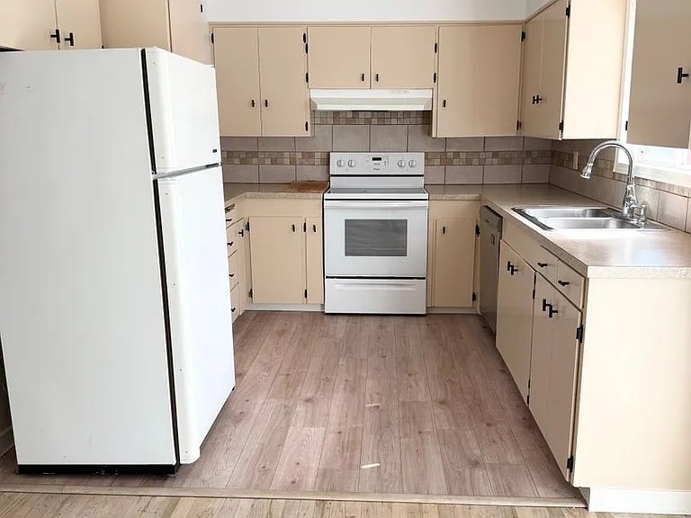 529 NE 113th Ave — Photo 3