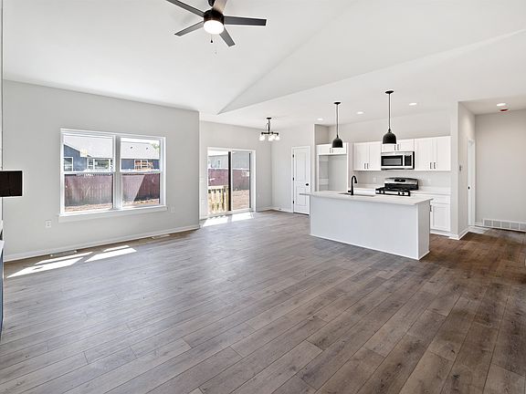 4th image of 425 Village Ln