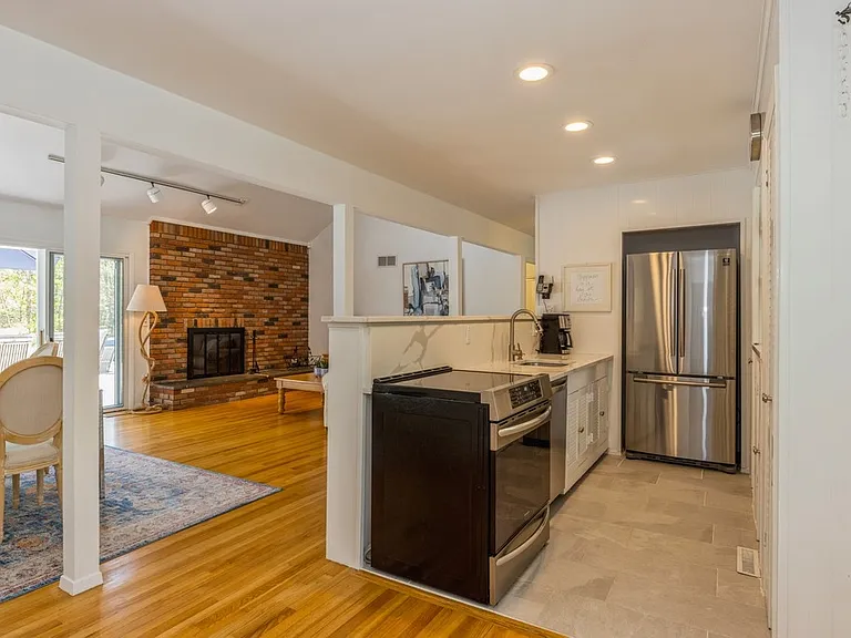 Shorewood Dr — Photo 10