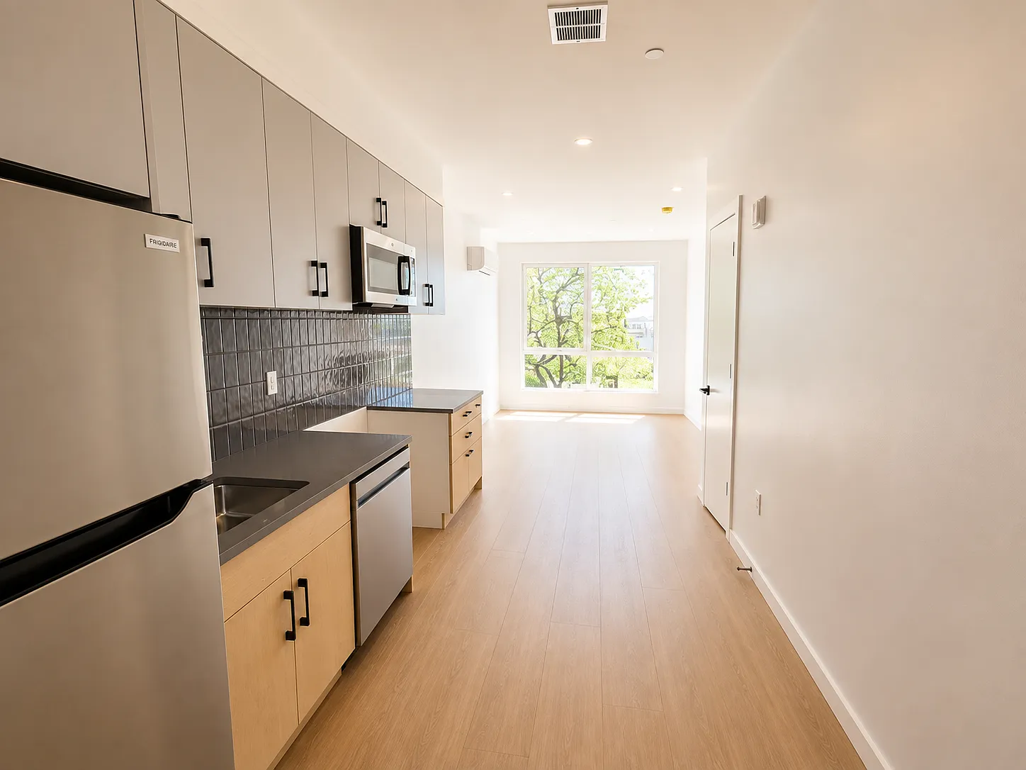 1 bed, 588 sqft, $2,300 — Photo 2