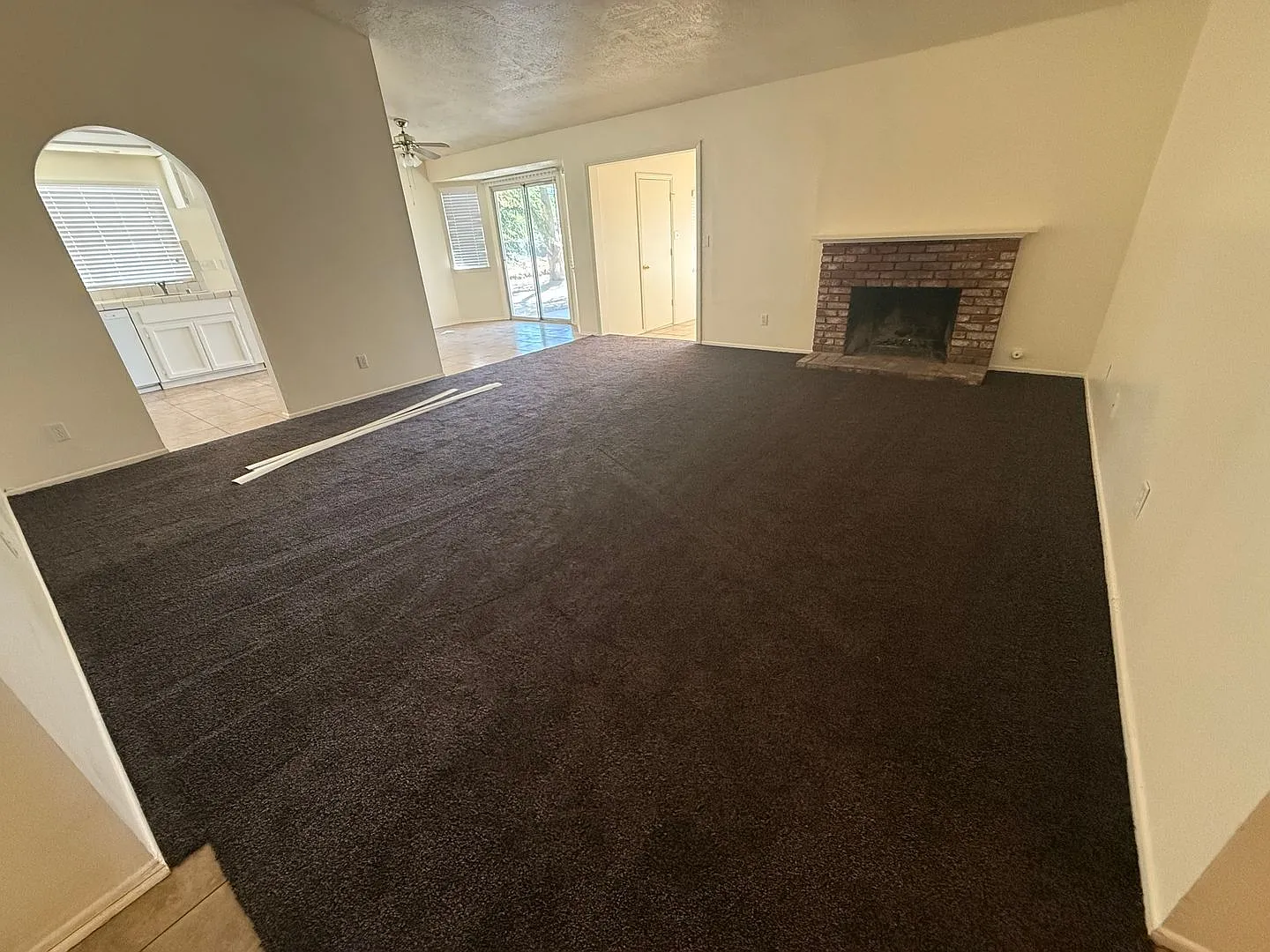 Hesperia-Refurbished- 3 Bedrooms, 2 Bathrooms + Den or Office, Large Property — Photo 2