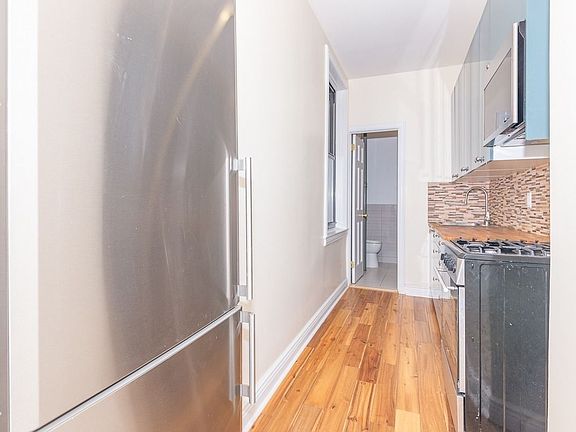3rd image of 1356 Pacific St #B1