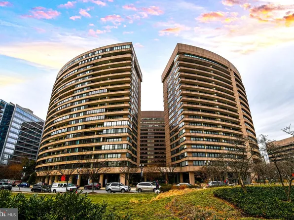 1300 Crystal Dr APT 310, Arlington, VA 22202