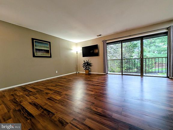 5th image of 98 Wyndham Pl
