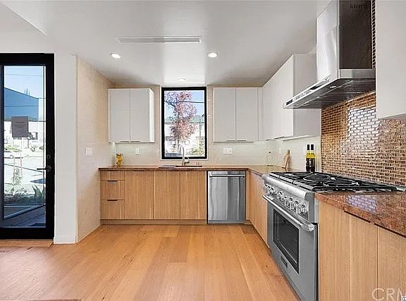 4th image of 2222 Montrose Ave Unit B