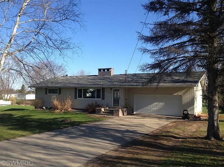 132 Greenfield Dr photo 1