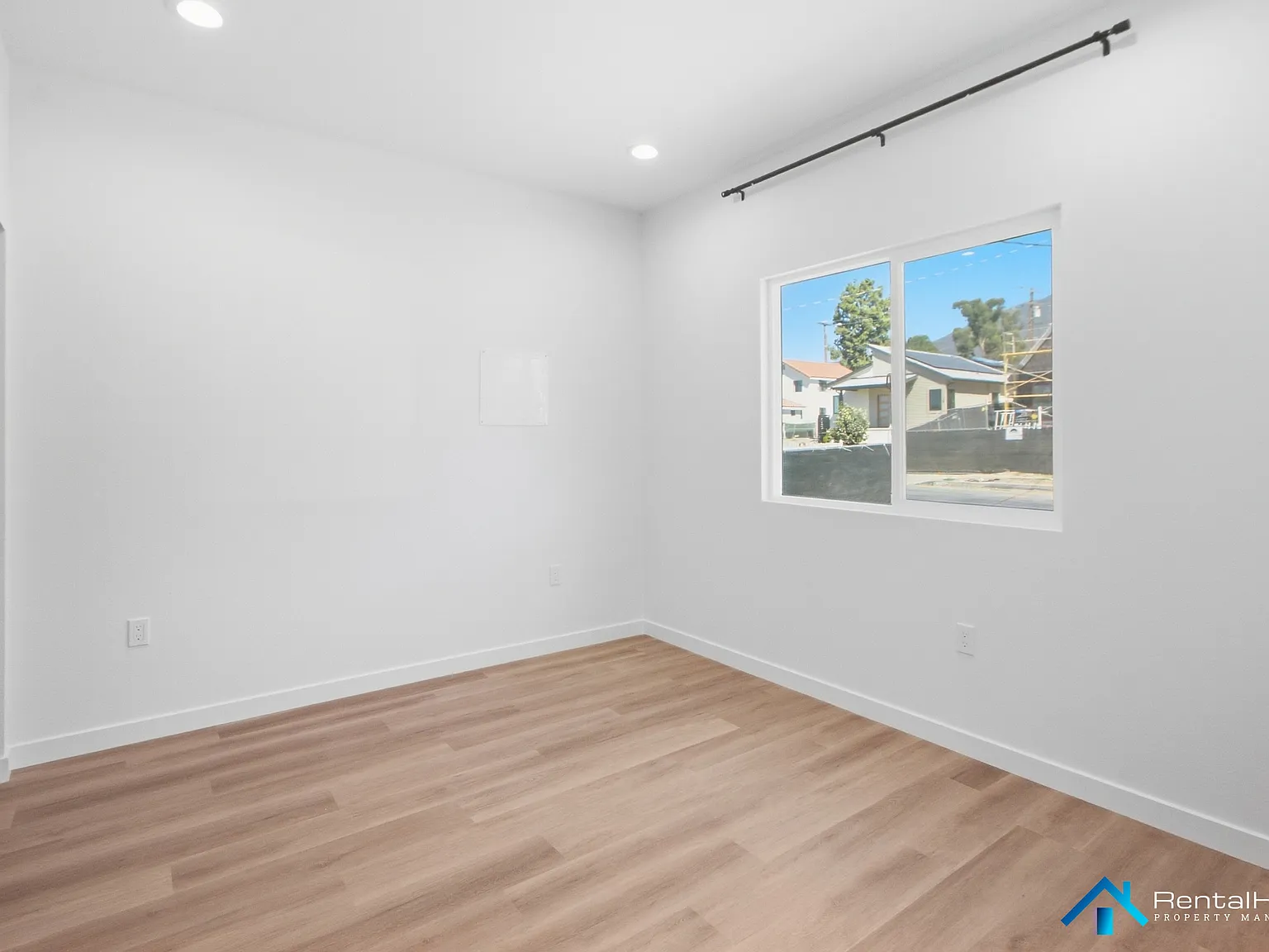 3 bed, 1200 sqft, $4,295 — Photo 4
