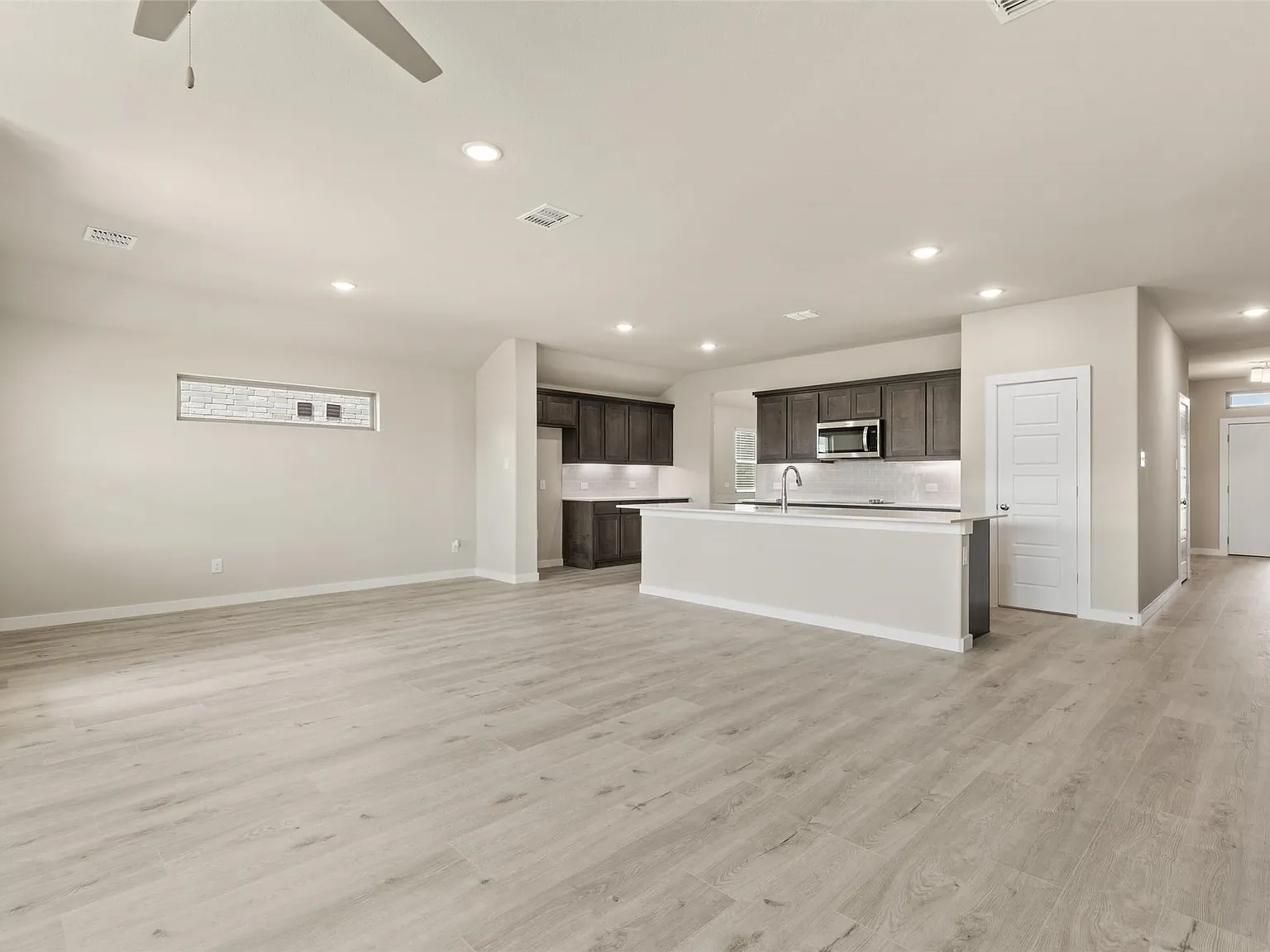 3 bed, 2.0 bath, 1924 sqft, $2,600 — Photo 4