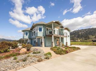 220 Shoreline Dr, Smith River, CA 95567