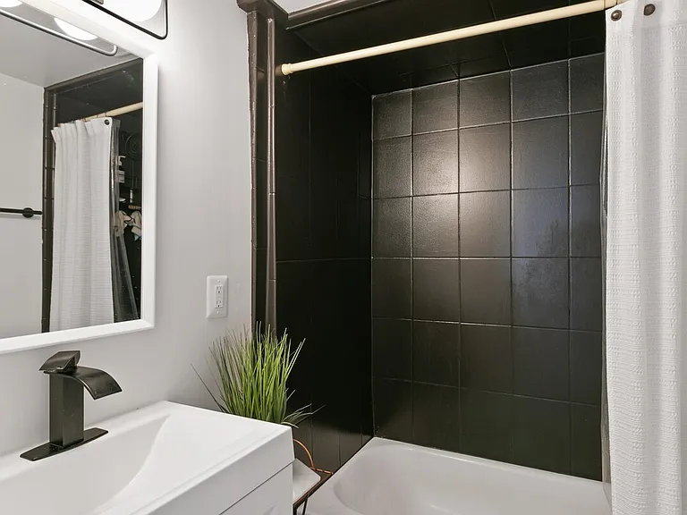 Colgate Street Oak Park Mi 48237 — Photo 10