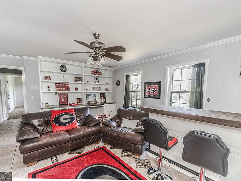 302 E Valley Rd NE — Photo 5
