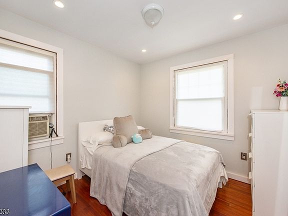 5th image of 151 Luddington Ave