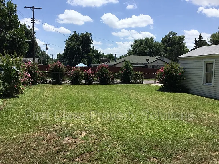 7001 NW 45th St — Photo 24