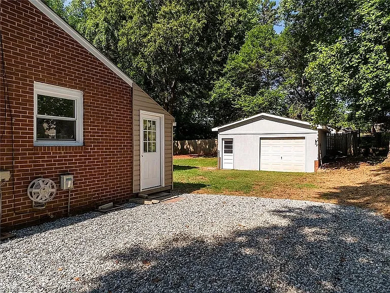 1313 Greenbriar St — Photo 28