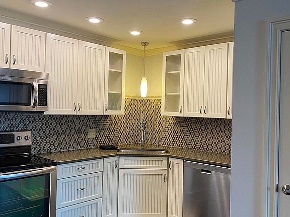 3rd image of 93 Maple St APT 305