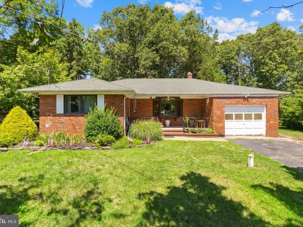8 Riccis Dr, Jackson, NJ 08527