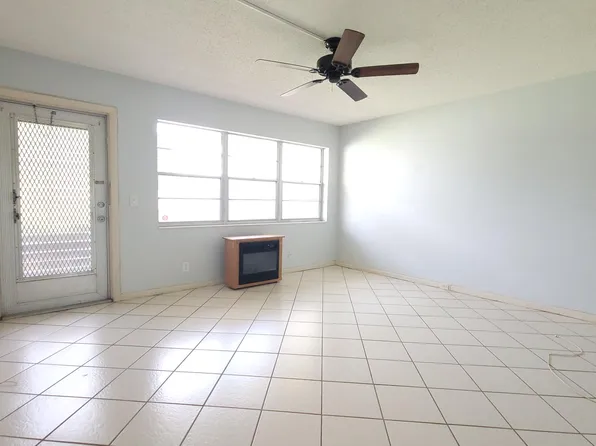 215 Canterbury J, West Palm Beach, FL 33417