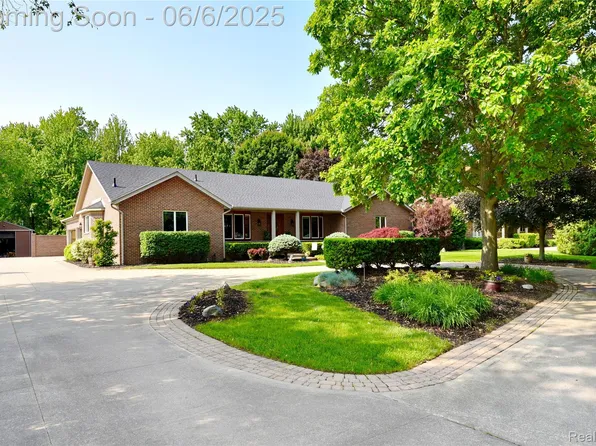 960 Eckford Dr, Troy, MI 48085