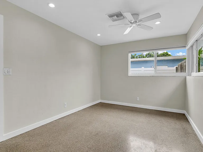 909 SE 16th Pl — Photo 17