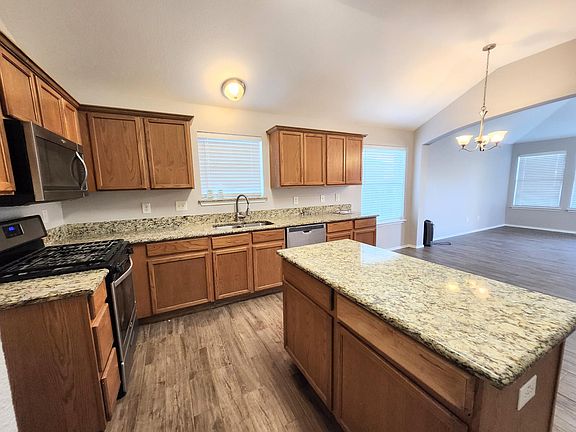 5th image of 2210 Huntington Dr