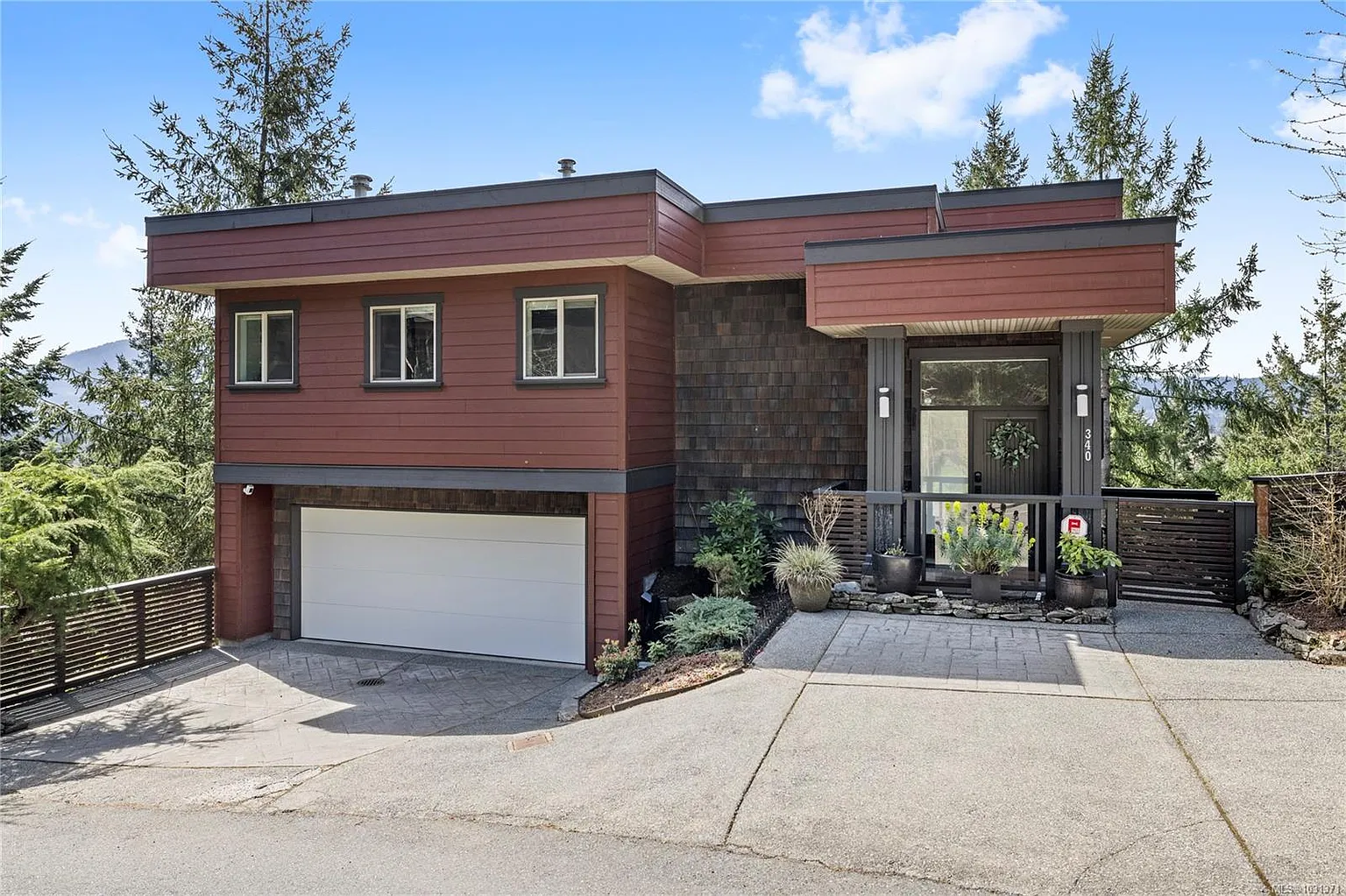 340 Summit Dr photo 1