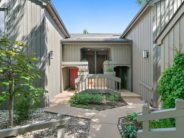 321 Shoreline Rd APT D, Lake Barrington, IL 60010