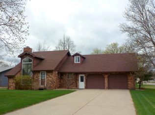 2390 Douglas St, Windom, MN 56101