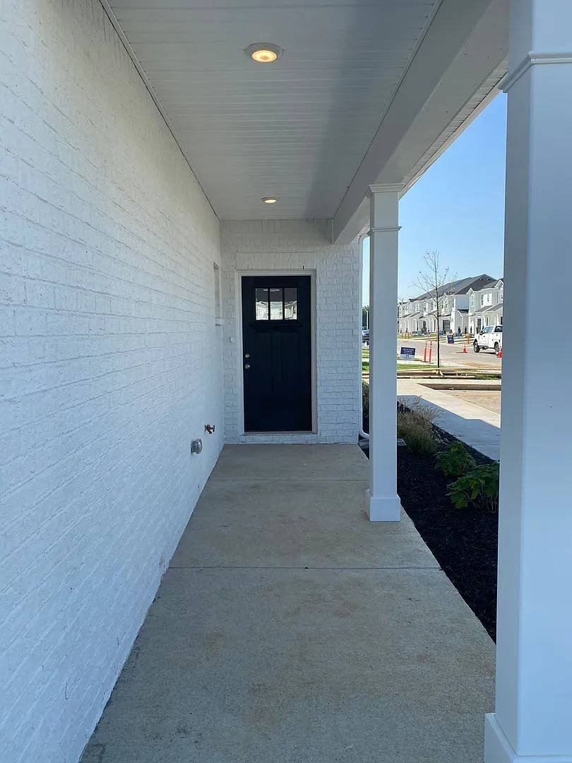 Like New Luxury Townhome! 3 BR, 2.5 BA, 2 Car Garage, Pool, Dog Park, and More! — Photo 4